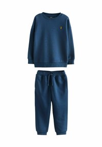 Mørkeblå sweatshirt og matchende joggers lavet af en bomuldsblanding, der har en rund halsudskæring, ribstrikkede ærmer og en broderet logo detalje.