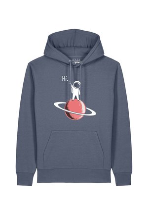 Blauer Hoodie mit Fronttasche, auf dem ein weißer Astronaut auf einem roten Planeten mit Ringen steht, mit dem Text "Hi..." in Weiß darüber.
