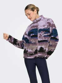 Fleece jas met een gestructureerd ontwerp met paarse, zwarte en blauwe patronen die lijken op een berglandschap. Hoge kraag en ritssluiting.