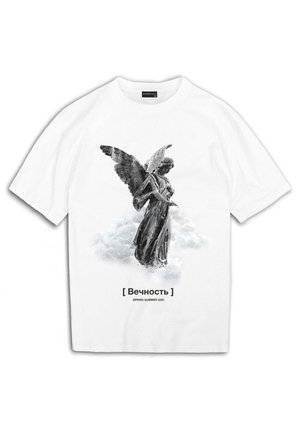 Tricou din bumbac alb, cu un grafic alb-negru al unei statui de înger înconjurată de nori, având textul "[ Vechnicia ] PRIMĂVARĂ VARĂ 2020" dedesubt.