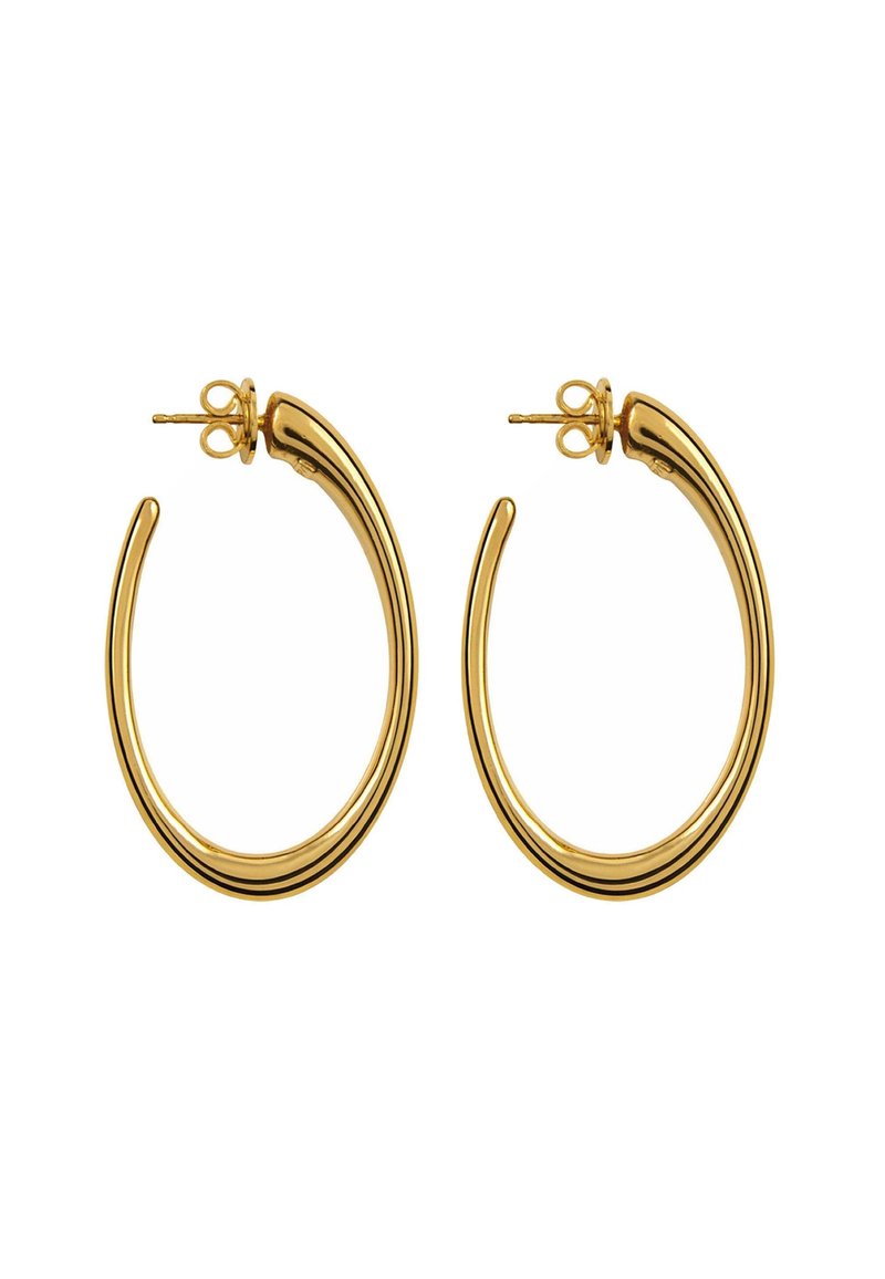Pendientes de aro de oro con un diseño curvado, que presentan una superficie lisa y un acabado pulido. Cada pendiente tiene un cierre de tipo poste.