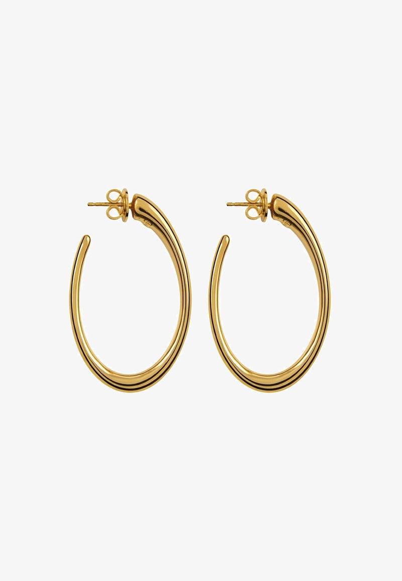 Pendientes de aro de oro con un diseño curvado, que presentan una superficie lisa y un acabado pulido. Cada pendiente tiene un cierre de tipo poste.