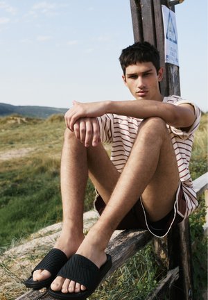 PULL&BEAR, FLAT SANDAL - Badesandale - black