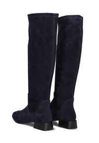  marineblauwe suède laarzen tot aan de knie met een matte textuur, vierkante blokhak en een zijrits voor gemakkelijk aan- en uittrekken.