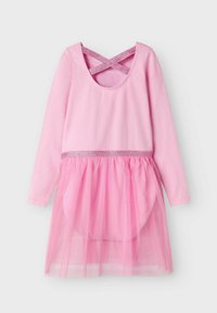 Rosa Langarmkleid mit Rundhalsausschnitt, gekreuzten Trägern im Rücken und einem schichtweisen Tüllrock, der einen glitzernden Taillengürtel hat.
