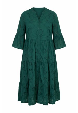 Donkergroene jurk tot op de knie met knoopsluiting aan de voorkant, 3/4 klokmouwen en bloemenoogletborduursel op lichtgewicht stof.
