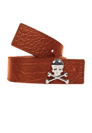 Cinturón de cuero marrón con textura y hebilla metálica plateada con calavera y huesos cruzados sobre fondo blanco.