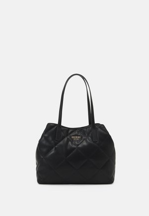Sort quiltet læderhåndtaske med dobbelte håndtag og gyldent Guess-logo centreret på fronten.