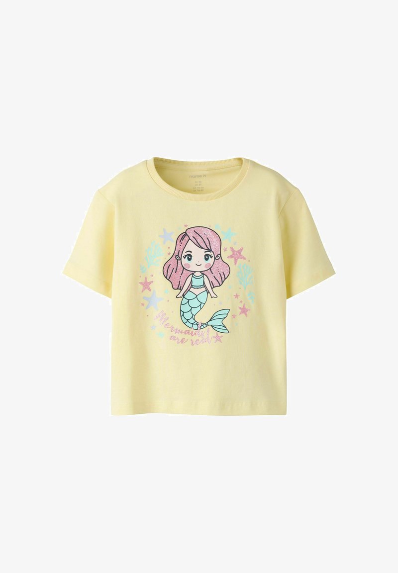 Chemise jaune à manches courtes pour enfants avec une sirène dessin animé, cheveux roses, queue bleue, entourée d'étoiles de mer et de corail, texte "Les sirènes déchirent".