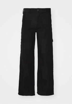 Calças cargo pretas feitas de uma mistura de algodão, com um corte solto, dois bolsos laterais, fecho de botão e uma textura suave com um padrão subtil.