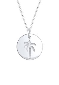 Silverhalsband med en cirkulär berlock som har en palmträdedesign ingraverad i mitten. Kedjan är fin och länkad.