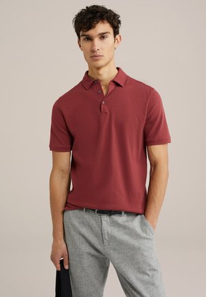 Burgundy polo shirt med krave og tre-knaps placket; korte ærmer; parret med lysegrå bukser; glat tekstur.