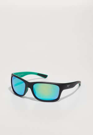 Occhiali da sole neri con grandi lenti rettangolari e rivestimento specchiato blu-verde. Accenti verdi sulle stanghette e punte testurizzate per una migliore presa.