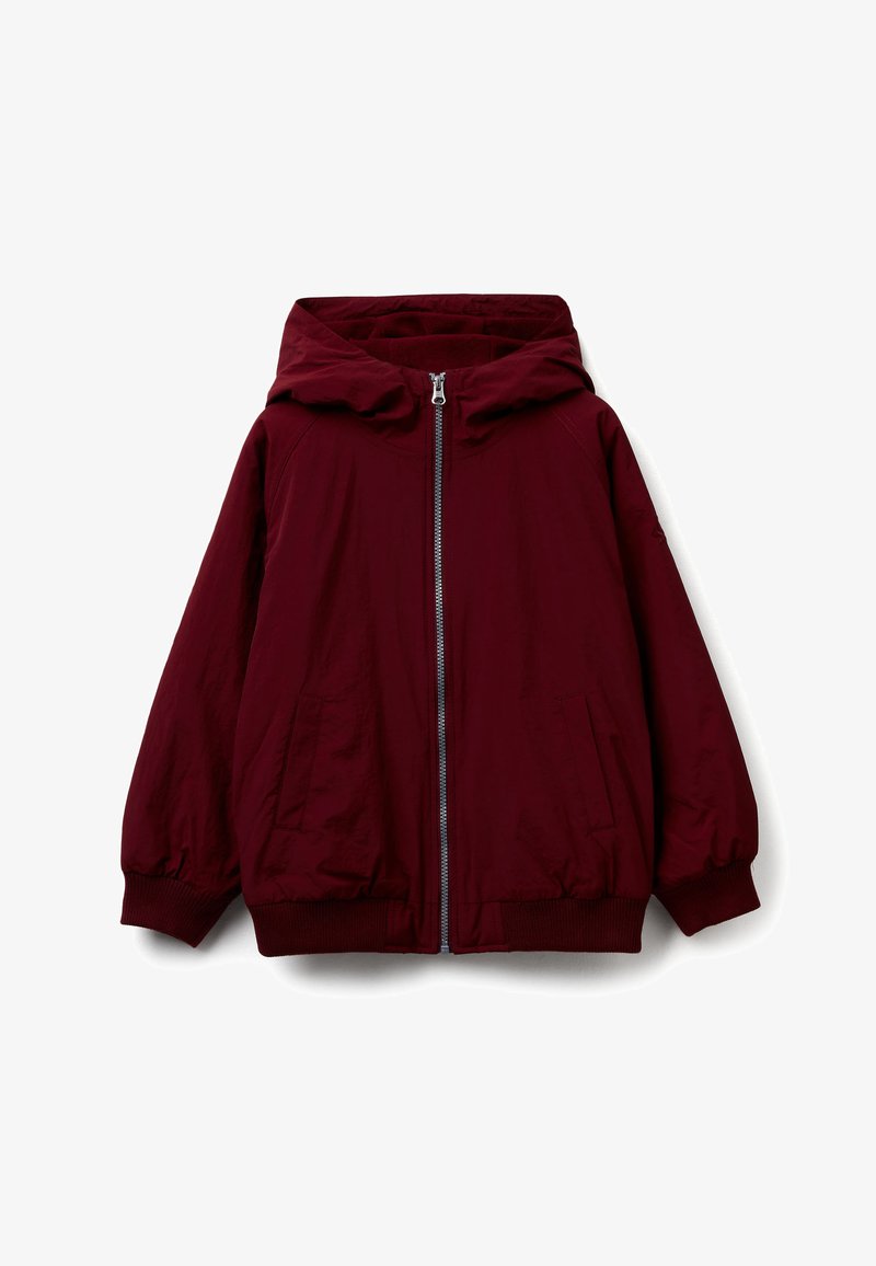 Giacca con cappuccio color bordeaux realizzata in tessuto liscio, con zip integrale, tasche laterali e polsini elastici per una vestibilità aderente.