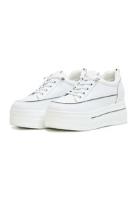 Baskets plateforme blanches avec une finition en cuir lisse, bout rond et un design à lacets à six œillets ; présentent des accents gris subtils et une semelle épaisse.