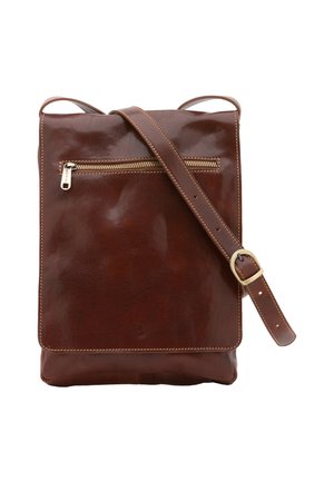 Borsa a tracolla in pelle marrone con una superficie liscia, dotata di una tasca frontale con zip, una tracolla regolabile e dettagli di cucitura a contrasto.