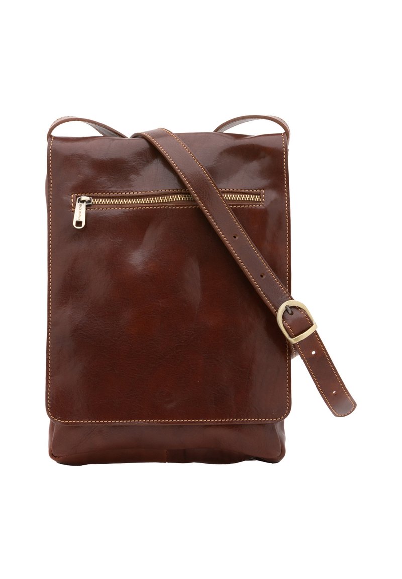 Borsa a tracolla in pelle marrone con una superficie liscia, dotata di una tasca frontale con zip, una tracolla regolabile e dettagli di cucitura a contrasto.