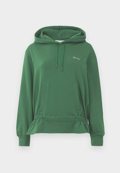 Felpa verde con cappuccio, tasca a marsupio, orlo elastico e dettagli con cordini. Tessuto morbido e vestibilità rilassata. Ricamo del logo discreto sul petto.