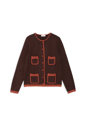 Gilet en tricot marron avec des finitions orange, col rond, fermetures à boutons et deux poches avant avec des coutures contrastantes.