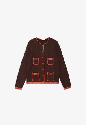 Brun strikket cardigan med orange kant, rund halsudskæring, knaplukning og to forlommer med kontraststing.