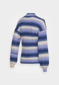 Flerfärgad tröja med hög krage. Har breda horisontella ränder i blått, lavendel och krämfärgat, med ett texturerat stickmönster.