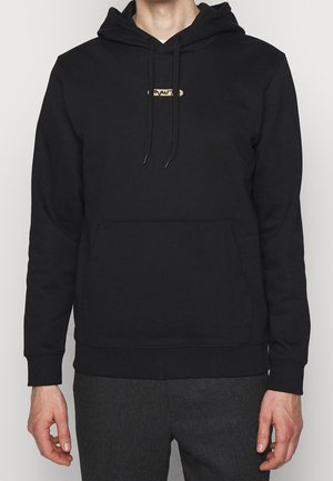 Haut à capuche noir avec une poche avant, un cordon de serrage et un accent logo doré. Fabriqué en tissu doux avec des poignets et un ourlet côtelés.