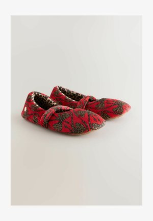 Rote Stoffschlappen mit einem floralen und Leopardenmuster, abgerundeter Spitze und einer weichen, plüschigen Textur. Mit einem dezenten Akzent verziert.