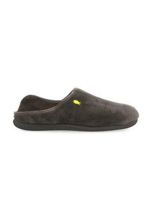 Chaussons en suède gris foncé, à enfiler, avec une semelle en caoutchouc noir et un petit logo de poisson jaune sur le côté extérieur. Texture douce, design simple.