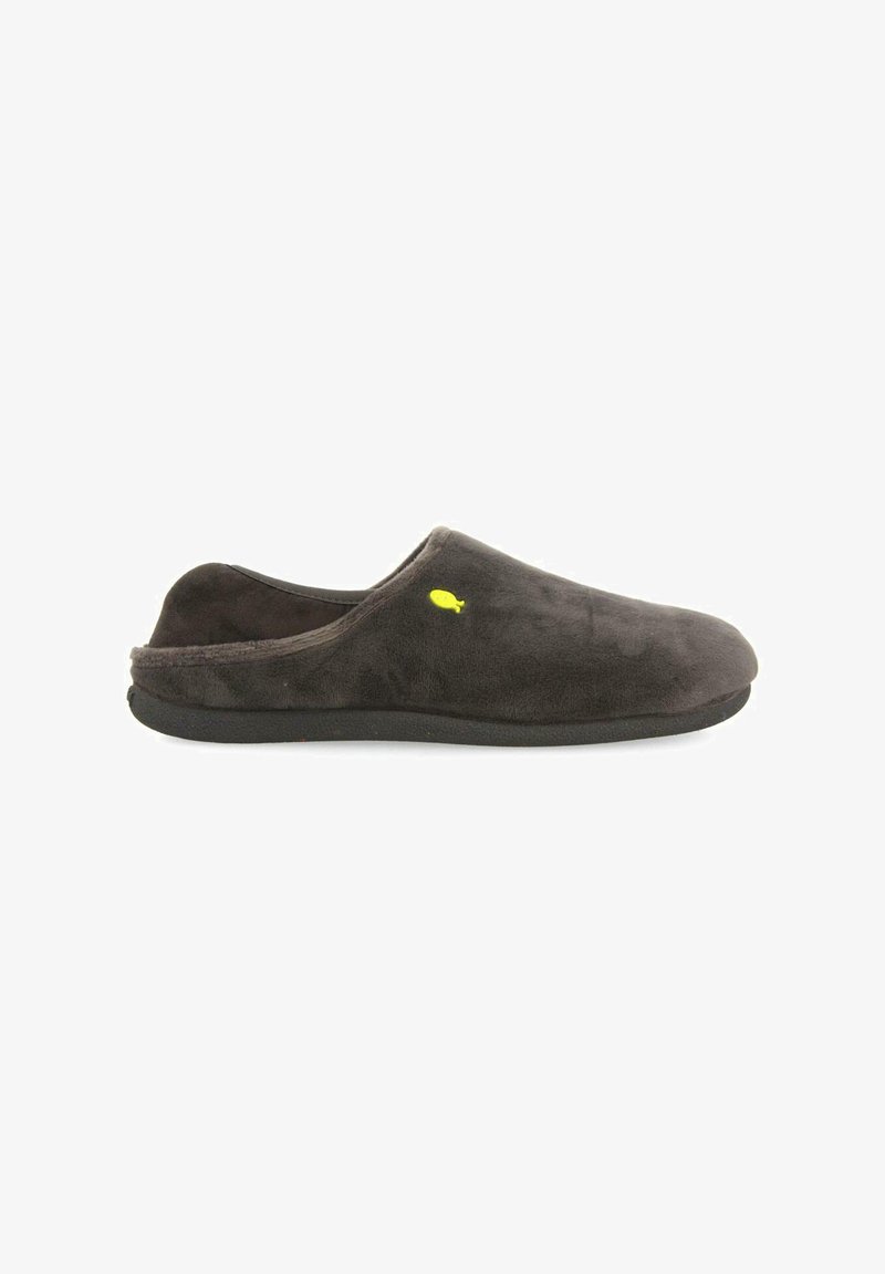 Pantuflas de ante gris oscuro, sin cordones, con una suela de goma negra y un pequeño logo de pez amarillo en el lado exterior. Textura suave, diseño sencillo.