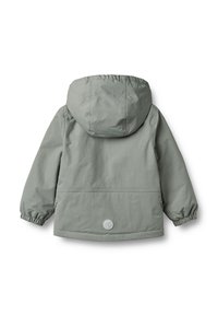 Jasnoszara wodoodporna kurtka z kapturem, elastycznymi mankietami oraz okrągłą naszywką z logo na plecach. Wykonana z trwałego materiału o gładkiej fakturze.