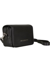Sorte faux læder crossbody taske med rektangulær form, lynlås-lukning og en aftagelig rem. Har indgraveret logo på forsiden.