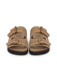 Bruine suède slidesandalen met twee verstelbare gespen, witte stiksels langs de randen en een zwarte rubberen zool.