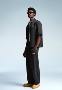 Bershka EMBROIDERED SHORT SLEEVE - Ing - black