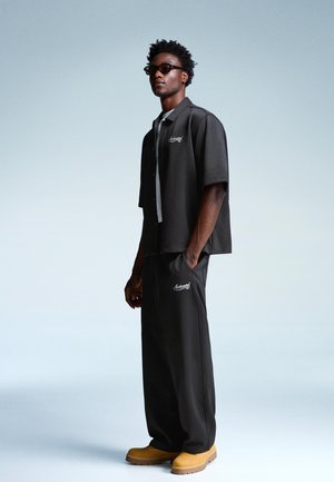 Bershka EMBROIDERED SHORT SLEEVE - Skjorter - black