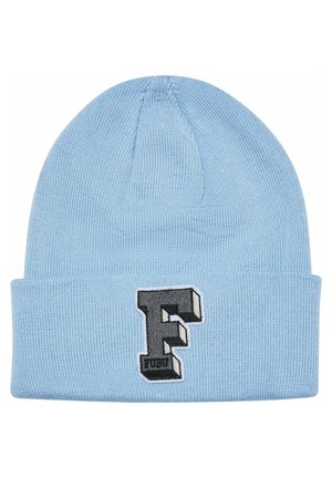 Lys blå strikket lue med brettet oppkant som har et tredimensjonalt svart bokstav "F" brodert på forsiden.