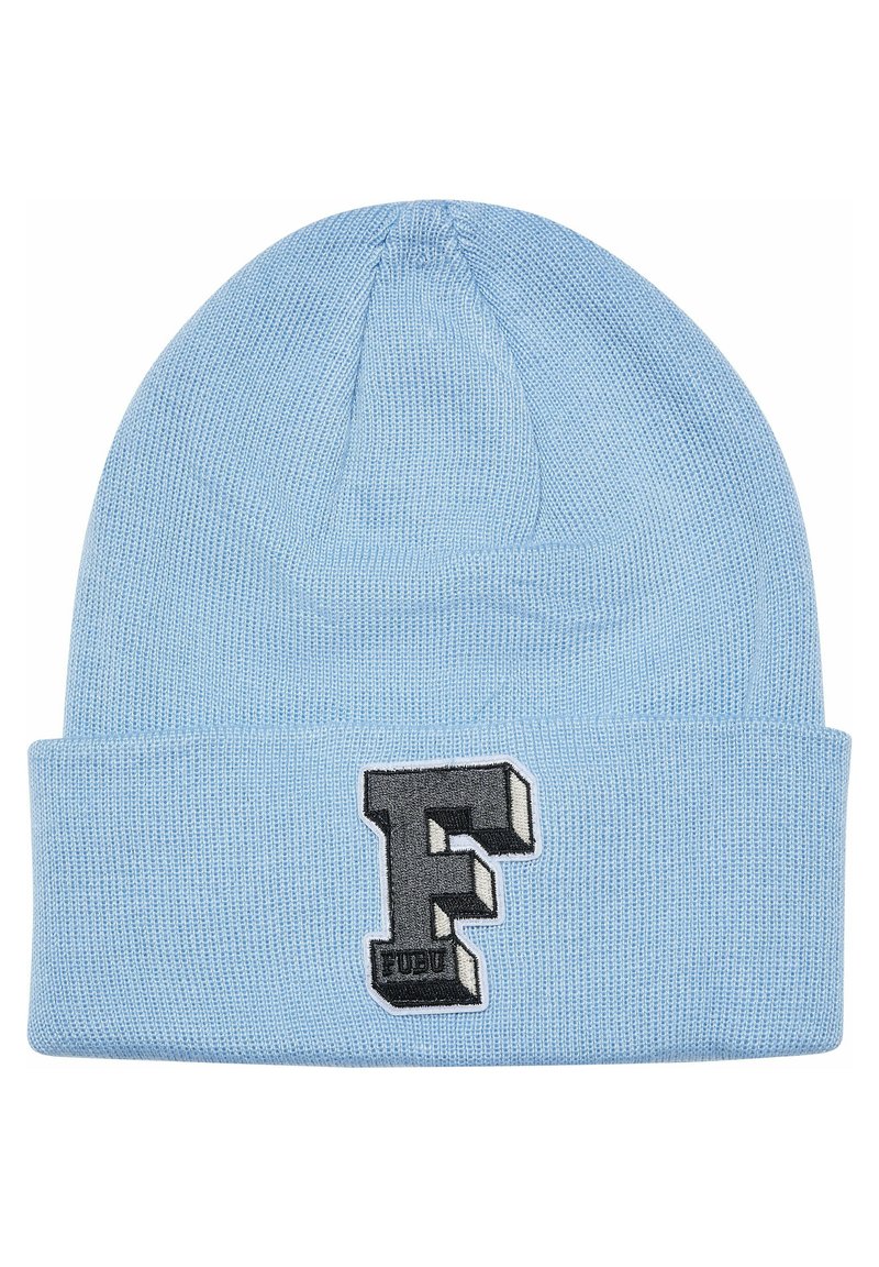 Lys blå strikket lue med brettet oppkant som har et tredimensjonalt svart bokstav "F" brodert på forsiden.