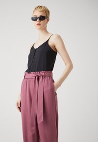 ONLY Tall ONLSIESTA BELT - Hlače - renaissance rose