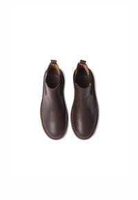 Botas de tobillo de cuero marrón con paneles elásticos en los laterales, puntera redondeada y costuras en contraste alrededor de la suela. Talla 37 indicada en el interior.