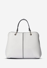 Biała skórzana torebka o zaokrąglonym kształcie, z czarnymi wykończeniami i podwójnymi elementami w kolorze srebrnym. Posiada dwa uchwyty oraz gładką teksturę.