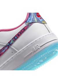 Weißer Sneakerabsatz mit pinkem Rand, farbenfroher Blitzmuster-Swoosh, „AIR“ auf der Zwischensohle geprägt und transparente blaue Laufsohle.