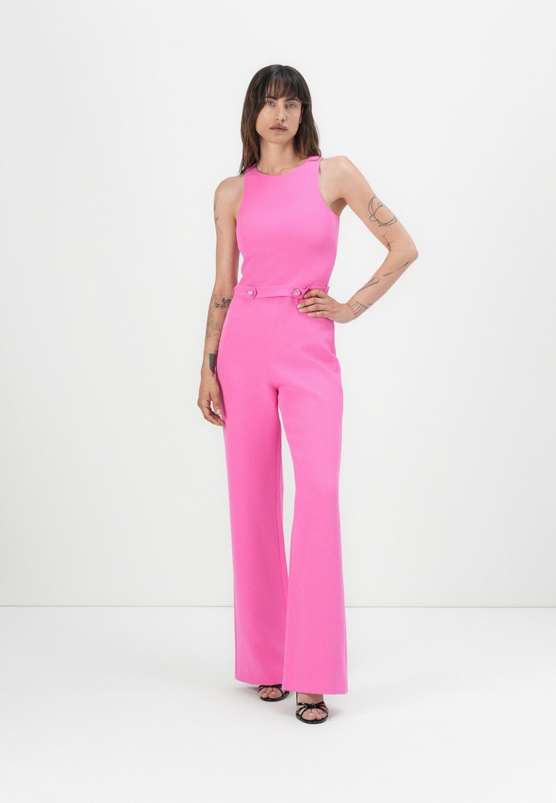 Strak roze jumpsuit met brede benen, mouwloos ontwerp en twee knoopaccenten op de taille. Glad textuur en levendige kleur.