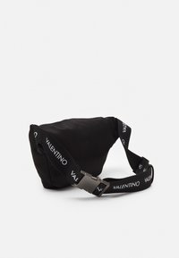 Schwarze Stoff-Schultertasche mit dreieckiger Form und einem auffälligen VALENTINO-Logo am Riemen. Verfügt über ein elegantes Design und silberne Hardware.