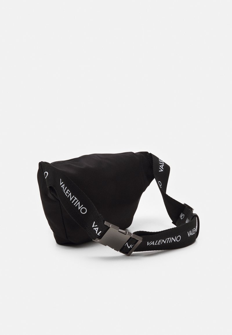 Sac à épaule en tissu noir de forme triangulaire avec un logo VALENTINO bien en vue sur la sangle. Présente un design élégant et une quincaillerie argentée.