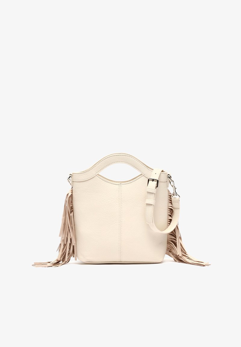 Kreminės spalvos odinė rankinė su išlenktu viršumi, kuriame yra ilgos, šviesiai smėlio spalvos fringo akcentai šonuose ir nuimama dirželis.