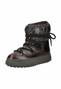 Hnědá izolační bota s lesklým svrškem, kulatou špičkou, silnou podrážkou a texturovanými detaily. Vybavena šněrovacím designem a polstrovaným límcem.