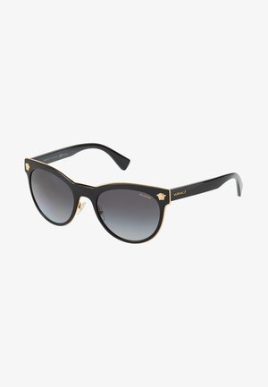 Mustad polariseeritud prillid kassi silma disainiga, kuldsed aksessuaarid ja Versace brändimine templitel. Gradueeritud objektiivid sileda tekstuuriga.