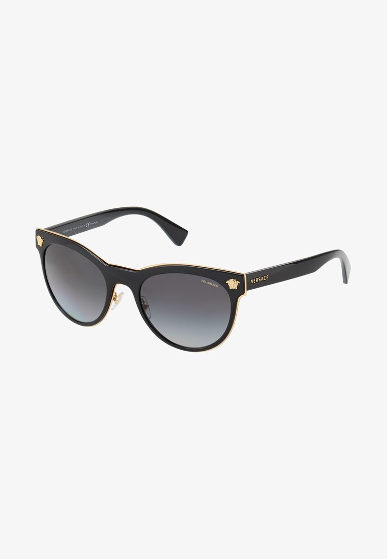 Mustat napapolarisoidut aurinkolasit kissamaisella muotoilulla, kultaisilla yksityiskohdilla ja Versace-logolla temppeleissä. Gradienttilinssit, joissa on sileä pinta.