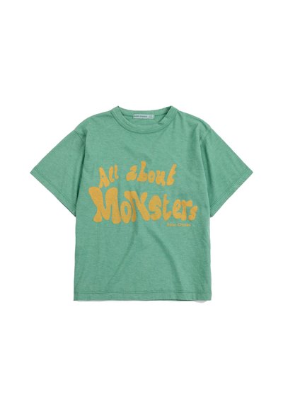 T-shirt vert à manches courtes avec texte jaune "All about Monsters" et petit logo "Bobo Choses" au centre avant.