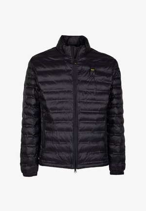 Schwarze, leichte Steppjacke mit hohem Kragen, Reißverschluss vorne, elastischen Bündchen und einem Logo auf der linken Brust.