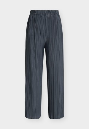 Pantalon gris foncé à jambes larges avec plis verticaux et taille élastique, présenté sur un fond blanc uni.